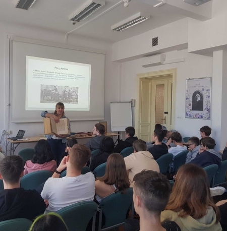 Wyjście z klasa 2TIP i klasa 2TFM do Czytelni Głównej Wojewódzkiej i Miejskiej Biblioteki Publicznej