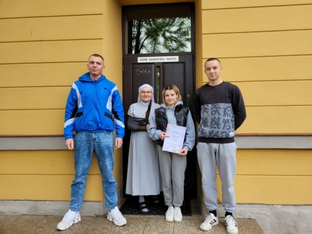 Dar Serca – Uczniowie z Samorządu Uczniowskiego wsparli Dom Samotnej Matki w Rze...