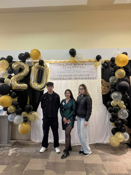 „Ja potrafię być aktorem” – uczniowie naszej szkoły na XX Festiwalu Twórczości Artystycznej Uczestników Warsztatów Terapii Zajęciowej