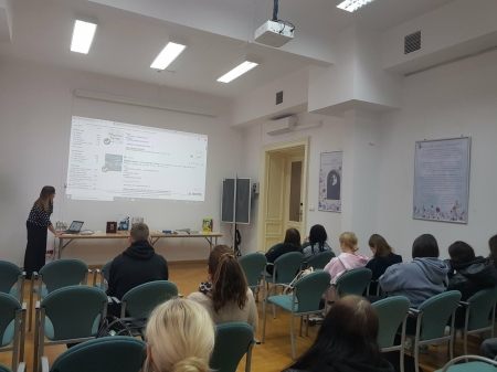 Uczennice klasy 1F w Czytelni Głównej Wojewódzkiej i Miejskiej Biblioteki Publicznej